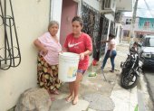Las personas tuvieron que conseguir agua en balde para subsistir