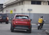 Problemática. La falta del distintivo vehicular se registra a nivel nacional desde el 2018.