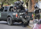 Agentes de la Policía Militar llegan a reforzar el dispositivo de seguridad en las afueras de la casa del expresidente Juan Orlando Hernández hoy, en Tegucigalpa (Honduras). EFE/Gustavo Amador