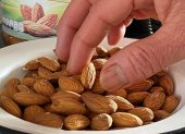 Una persona come almendras como parte de su dieta alimenticia
