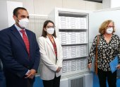 La embajadora de España en Ecuador, Elena Madrazo (d), junto a los ministros ecuatorianos de Salud Pública, Ximena Garzón (c), y de Relaciones Exteriores, Juan Carlos Holguín (i)