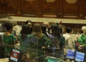 Los legisladores intentan cabildear hasta el último momento durante la votación en el pleno.