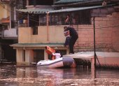 Fotografía de archivo en la que se registró el rescate de afectados por una inundación en Cuenca