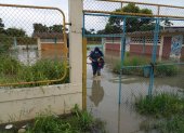 Lluvia. Los fumigadores mojan su uniforme todos los días por las inundaciones.