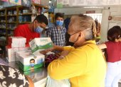 Compra.- Nelly Illescas adquiere las mascarillas para su familia en una distribuidora en el centro de Guayaquil.