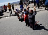 Un grupo migrantes protesta, el 13 de febrero de 2022, contra el cierre de la frontera entre Chile y Bolivia situada en la comuna de Colchane (Chile).