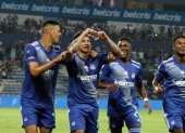 Mauro Quiroga (i), Alexis Zapata (c) y Bryan Carabalí, celebran durante la victoria de Emelec.
