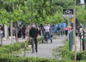 Ruta. Por los 700 metros de recorrido de la ciclovía de la avenida Delta caminan estudiantes de la Universidad de Guayaquil que ahora han retornado a las clases presenciales.