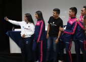 Richard Carapaz junto a ciclistas que participaron en la primera etapa  del campeonato nacional de ciclismo de Ruta.