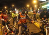 Pedalear por las noches ha generado una fraternidad que vela por sus derechos en las vías.