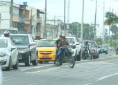 Las motocicletas transitan por sobre las veredas