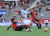 El Deportivo Cuenca intentó frenar con siete jugador a Guayaquil City.