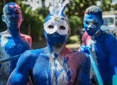 Tres hombres con el cuerpo pintado participan en el desfile del Carnaval de Jacmel, hoy, en Jacmel (Haití).