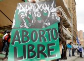 Fotografía de un letrero que pide "aborto libres" durante una manifestación de colectivos feministas quienes se reúnen frente a la sede de la Corte Constitucional para esperar la decisión sobre la despenalización del aborto, hoy en Bogotá (Colombia).