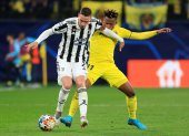 El delantero nigeriano del Villarreal, Samuel Chukwueze (d), disputa el balón ante el centrocampista de la Juventus, Mattia De Sciglio.