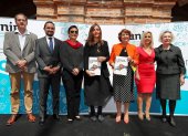 La directora de la Fundación Felipe González, Rocío Martínez-Sampere (c), junto a la presidenta de la UNIR en Ecuador, Rosalía Arteaga (3d), entre otros, participan en el lanzamiento del libro "Palancas Ecuador, la revolución de las pequeñas cosas", hoy, en Quito (Ecuador).