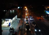 alle Chile. En el tramo que va desde Bolivia a Azuay, solo la luz de los negocios y de los autos iluminan el área.