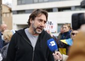 El actor Javier Bardem atiende a la prensa durante la protesta llevada a cabo este jueves a las puertas de la embajada de Rusia en España, sita en Madrid, tras el comienzo de la operación militar rusa en Ucrania.