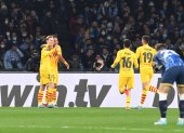Frenkie de Jong (izquierda) anotó el segundo gol en la victoria del Barcelona sobre el Nápoles