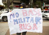 Una mujer fue registrada este viernes con una pancarta que dice "no base militar rusa", durante una manifestación de un grupo de personas que rechaza la incursión militar de Rusia en territorio ucraniano, en Caracas (Venezuela).