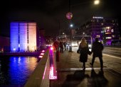 El Ministerio de Relaciones Exteriores de Dinamarca se ilumina con los colores nacionales de Ucrania a la luz de la agresión de Rusia contra Ucrania, en Copenhague el 25 de febrero de 2022.
