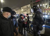 Policías rusos detienen a un manifestante durante una manifestación contra la entrada de tropas rusas en Ucrania en San Petersburgo, Rusia, el 25 de febrero de 2022.