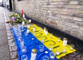 Flores y velas frente a la embajada de Ucrania en Copenhague.