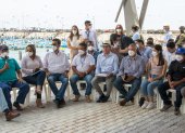 Cita. Un grupo pescadores en la firma del reglamento de la Ley de Pesca.