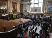Congestión. Las estaciones de trenes ucranianas están llenas de ciudadanos que desean ir a los países vecinos.