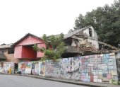 Fachada de la casa de colores de Urdesa que está siendo demolida por el Municipio de Guayaquil.