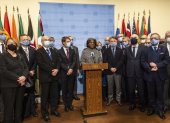 La Embajadora de Estados Unidos ante la ONU, Linda Thomas-Greenfield (C), junto al embajador de Ucrania ante las Naciones Unidas, Sergiy Kyslytsya (8d) y otros diplomáticos fueron registrados este viernes, luego de una reunión del Consejo de Seguridad de las Naciones Unidas.