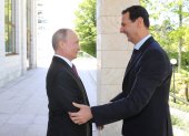 El presidente ruso, Vladimir Putin (i), estrecha la mano con el presidente de Siria, Bashar al-Assad (d), en una fotografía de archivo