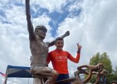 Richard Carapaz develó la estatua elaborada en su honor por parte de la alcaldía de Tulcán.