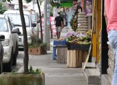 Las veredas de Sauces 6, a lo largo de la avenida Roldós Garcés, están ocupadas por frutas, legumbres y carteles publicitarios. A las personas les resulta imposible transitar por la zona.