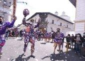 Quito. Los bailarines recorrieron el Centro Histórico recordando las tradiciones del carnaval.