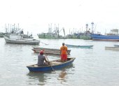 Faena.- Dos pescadores van un su nave, se movilizan por un puerto pesquero de Ecuador.