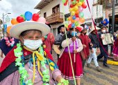 Festejo. En Gualaceo se realizaron pregones artísticos con espuma y globos durante el carnaval.