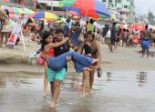 La imagen revela la gran cantidad de turistas que apostaron a las playas de Santa Elena y Salinas. Así como la reactivación de la actividad comercial como el alquiler de carpas y parasoles.