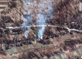 Imagen de satélite facilitada por Maxar Technologies que muestra un convoy militar y varias columnas de humo en Ivankiv, Ucrania.