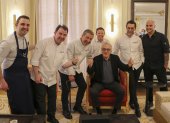 El actor estadounidense Robert De Niro posa junto a los chefs encargados de preparar un menú especial para él en pago por aceptar apadrinar el congreso gastronómico Madrid Fusión de 2021.