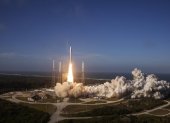 Fotografía cedida por United Launch Alliance (ULA) donde se aprecia su cohete Atlas V, que transporta el satélite GOES-T de la Administración Nacional de Océanos y Atmósfera de EE.UU (NOAA), durante su despegue este martes desde Cabo Cañaveral, Florida (EE.UU.).