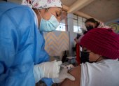 Fotografía de archivo en la que se registró a un niño al ser vacunado contra la covid-19, en un colegio de Quito