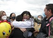 Ecuatorianos que huyeron de Ucrania a su arribo y encuentro con sus familiares.