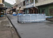 Obstrucción. En la ciudad se ha hecho usual el uso de estas piscinas de gran tamaño que obstruyen el transito vehicular.