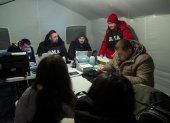 Referencial. Oficiales de migración y asilo en un campamento de refugiados cerca de Palanca Village, Moldavia, aproximadamente a 1 km de la frontera entre Moldavia y Ucrania, el 4 de marzo de 2022.