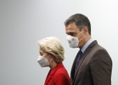 El presidente del Gobierno, Pedro Sánchez, y la presidenta de la Comisión Europea, Úrsula von der Leyen, tras la declaración institucional, este sábado en el Palacio de la Moncloa.