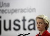 La presidenta de la Comisión Europea, Úrsula von der Leyen, durante la declaración institucional, este sábado en el Palacio de la Moncloa.
