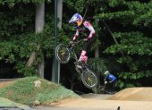 La múltiple medallista olímpica de BMX impuso su habilidad con la bicicleta en la pista del Complejo Pancho Jiménez Buendía, durante la prueba.