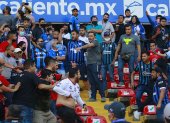 Aficionados de Querétaro y Atlas se enfrentaron en el minuto 62 y varias familias tuvieron que ser resguardadas en la cancha, durante la jornada 9 del Torneo Clausura 2022 de la Liga MX del fútbol mexicano en el estadio Corregidora de la ciudad de Querétaro (México).