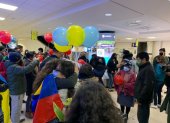 Arribo. Familiares de siete ecuatorianos los recibieron en el aeropuerto de Tababela.